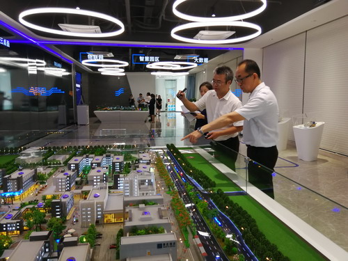 苏虎同志召开智慧产业园建设发展专题会并考察港湾1号项目进度情况